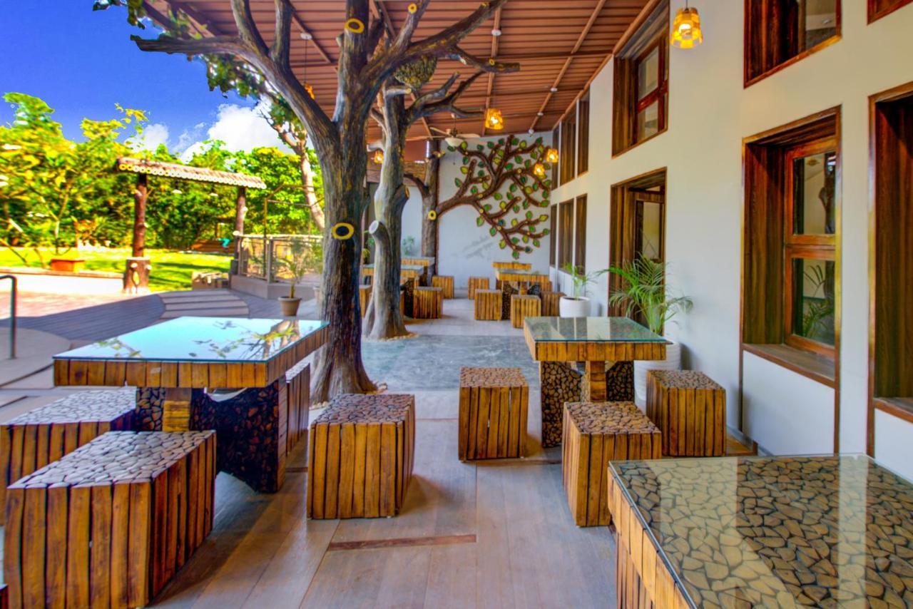 Club Mahindra Netrang Hotel Exterior foto