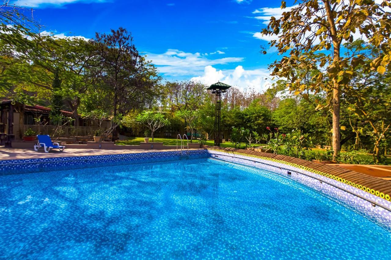 Club Mahindra Netrang Hotel Exterior foto